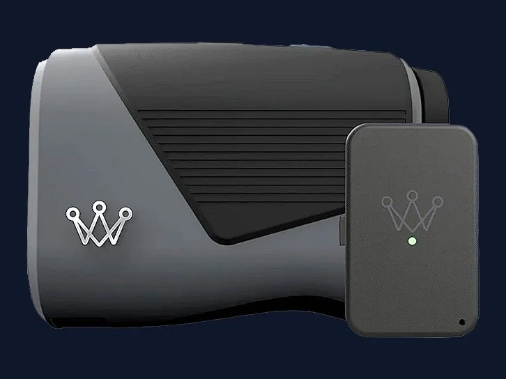 Arccos Smart Laser und Arccos Air nebeneinander vor dunklem Grund — die Kombination, die Anthony selbst spielt