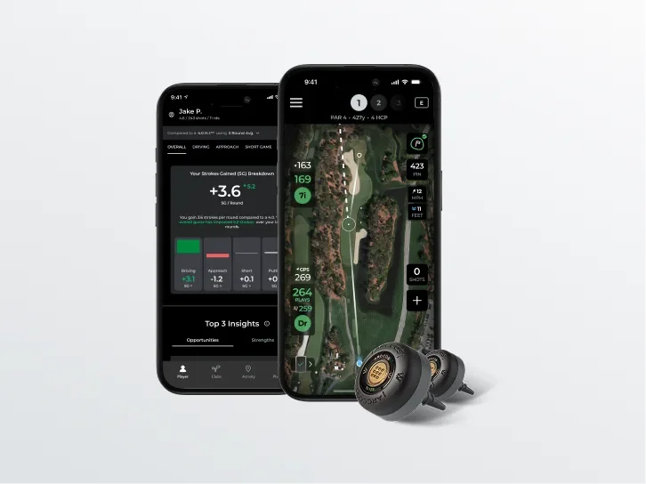Zwei Arccos Smart Sensors für das Griffende Deiner Schläger, davor zwei Bildschirmfotos der App mit Deiner Strokes-Gained-Auswertung und der Bahnansicht