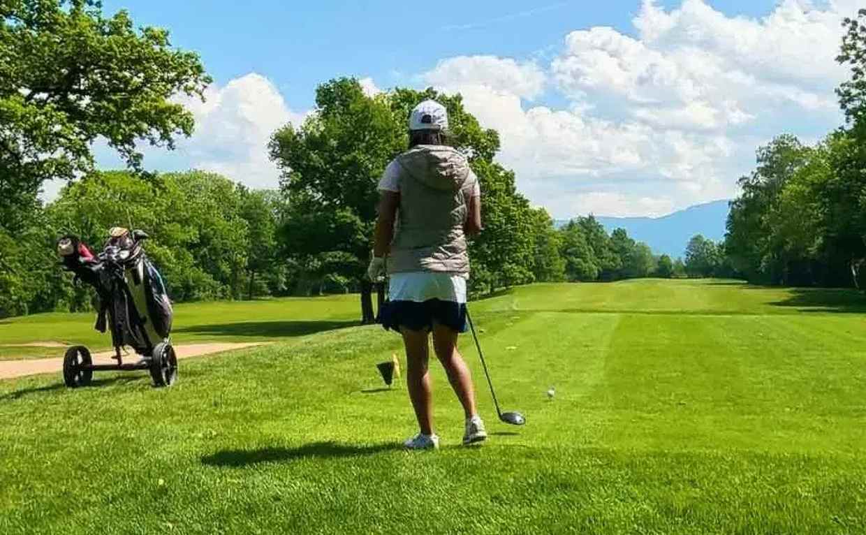 Golferin auf dem Platz — Vorbereitung auf die Platzreife-Prüfung