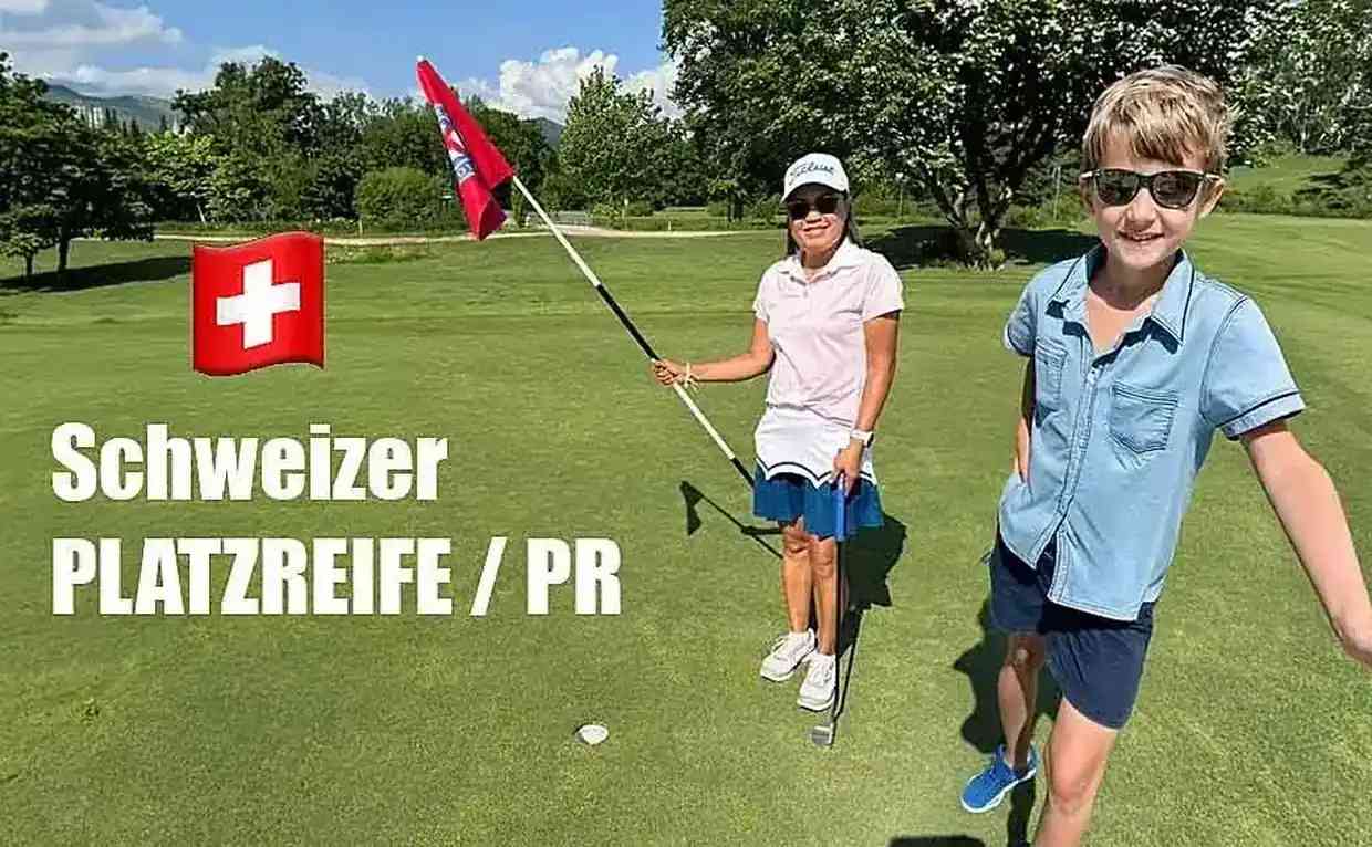 Golferin auf dem Platz während der Platzreife-Ausbildung