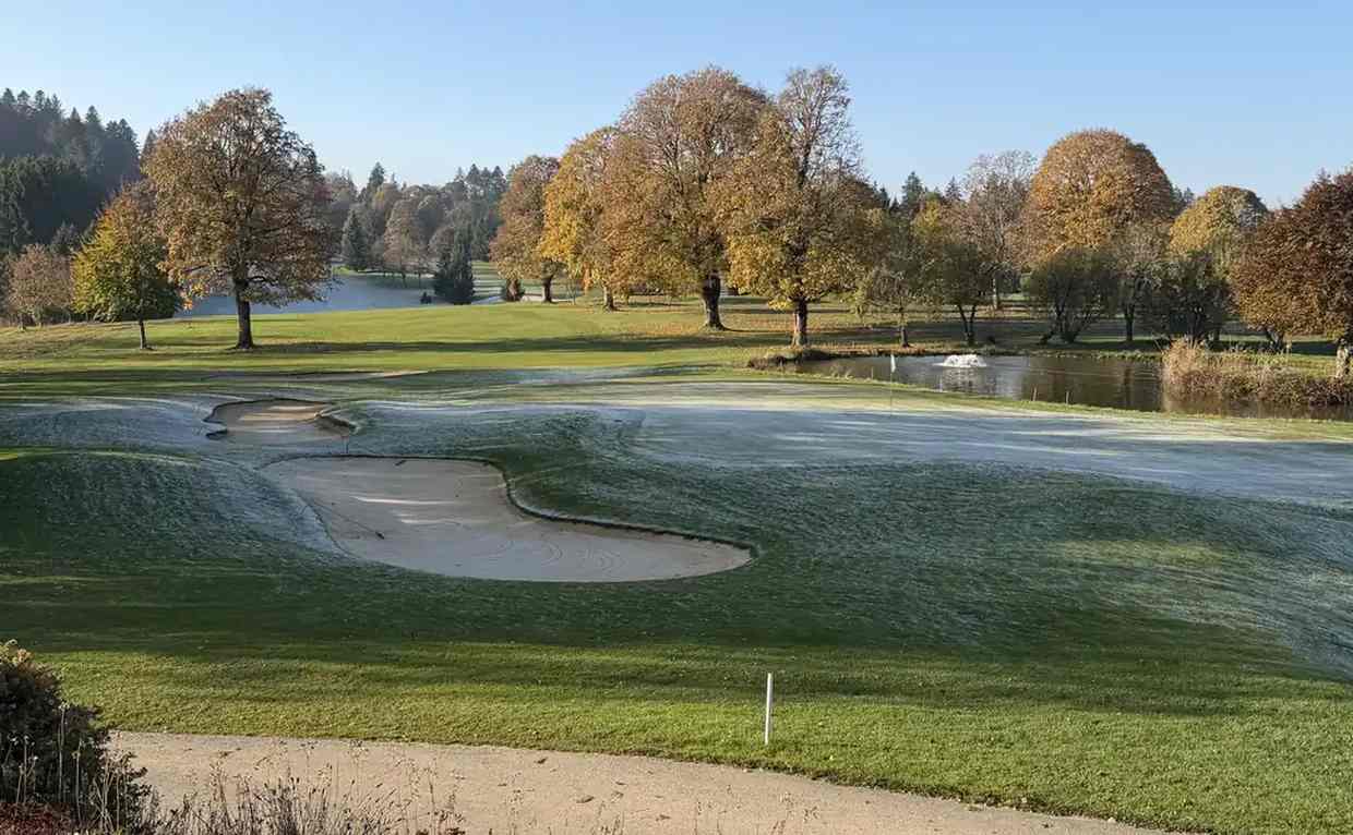 Golfplatz im Herbstlicht — eine Saison von Anfang bis Ende