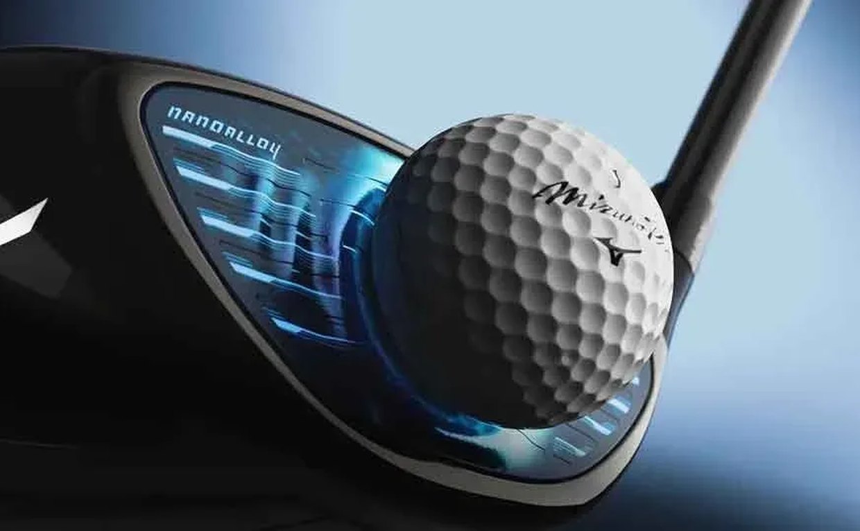 Schlagfläche eines Drivers im Treffmoment mit dem Ball