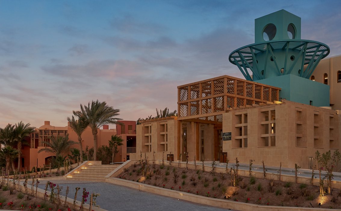 Eingang des Steigenberger Golf Resort El Gouna in der Abenddämmerung
