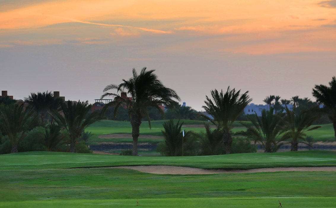 Golfplatz El Gouna in der Abenddämmerung mit Palmen und Bunker