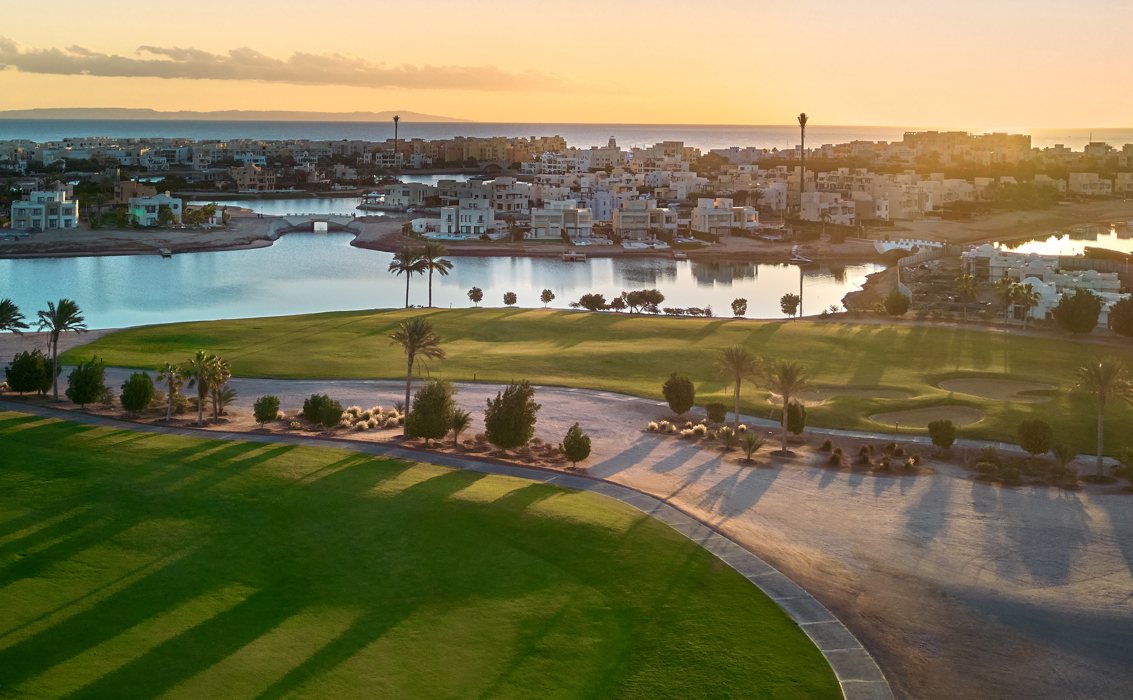 Golfplatz El Gouna am Morgen aus der Luft: Fairways zwischen Lagune und Rotem Meer