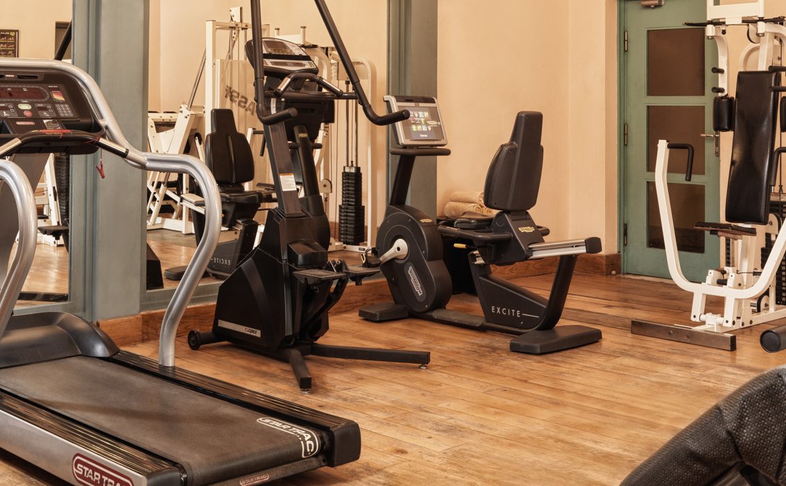 Fitnessraum im Steigenberger Golf Resort mit Laufband, Ergometer und Kraftgeräten