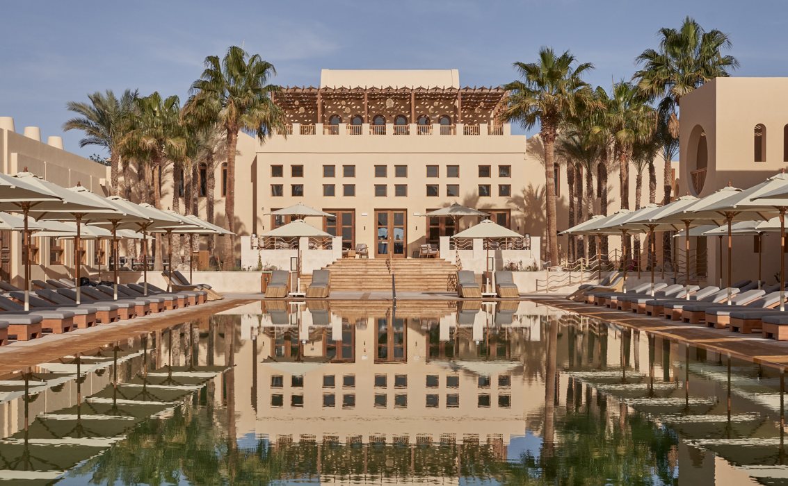 Hauptpool des Steigenberger Golf Resort El Gouna mit Liegen und Palmen