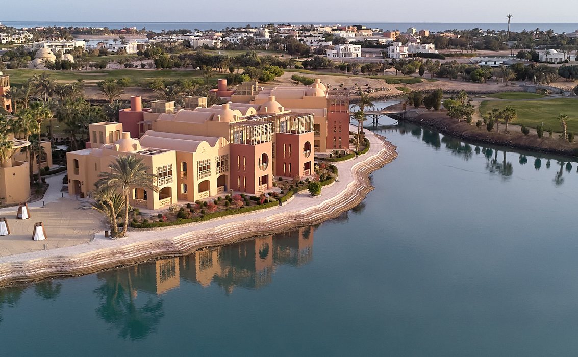 Resort und Golfplatz El Gouna in der Abendsonne aus der Luft