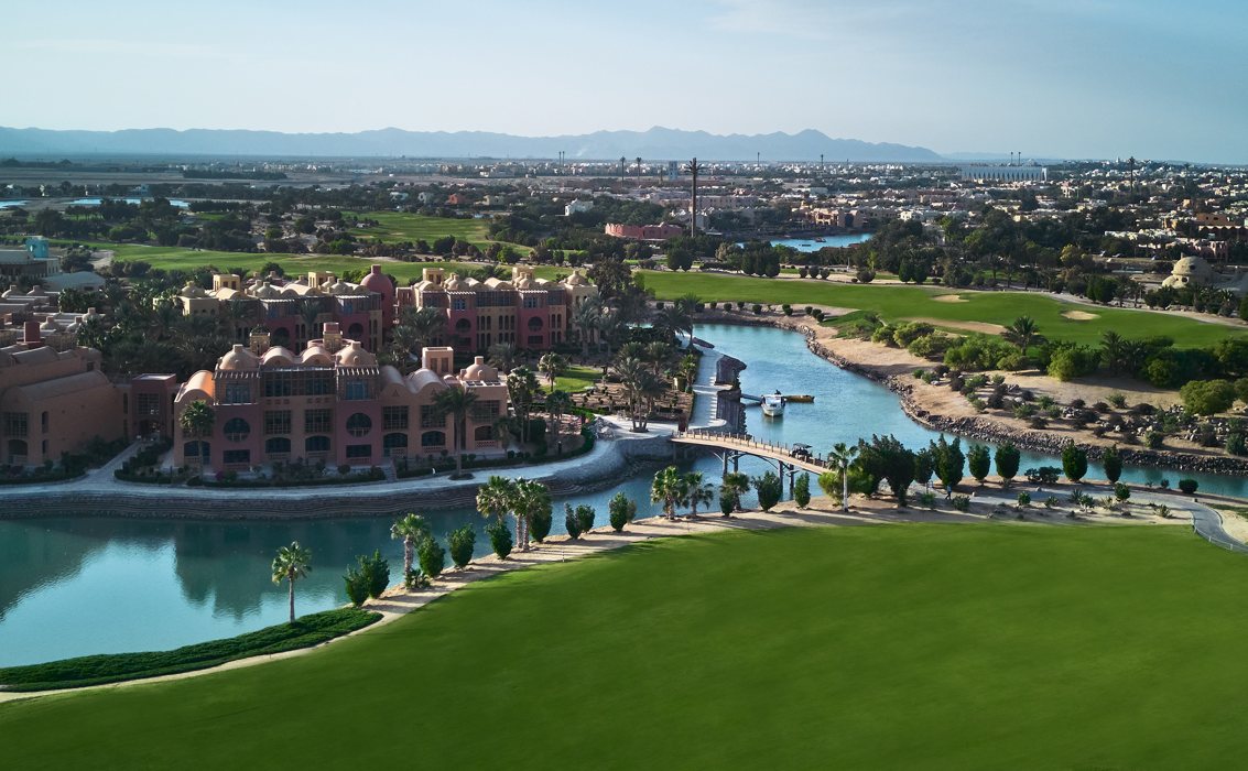 Steigenberger Golf Resort El Gouna aus der Luft: Hotelgebäude direkt an Lagune und Fairway
