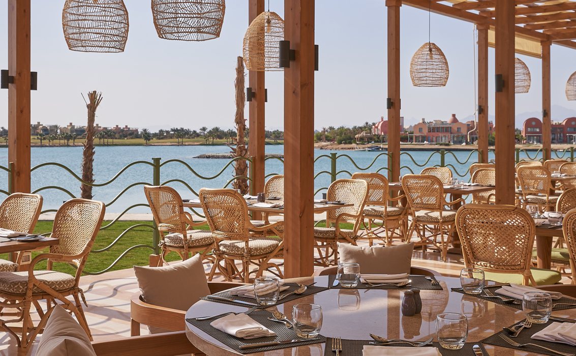 Restaurantterrasse des Steigenberger Golf Resort mit Blick über die Lagune