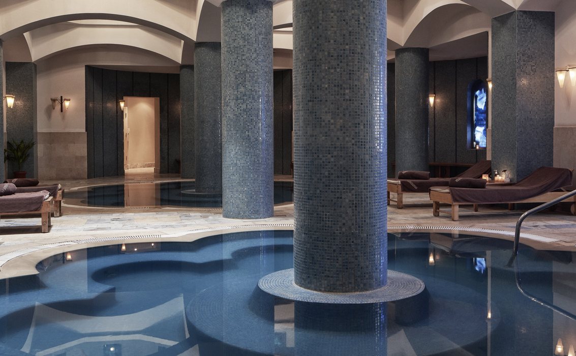 Innenpool im Spa des Steigenberger Golf Resort mit Mosaiksäulen