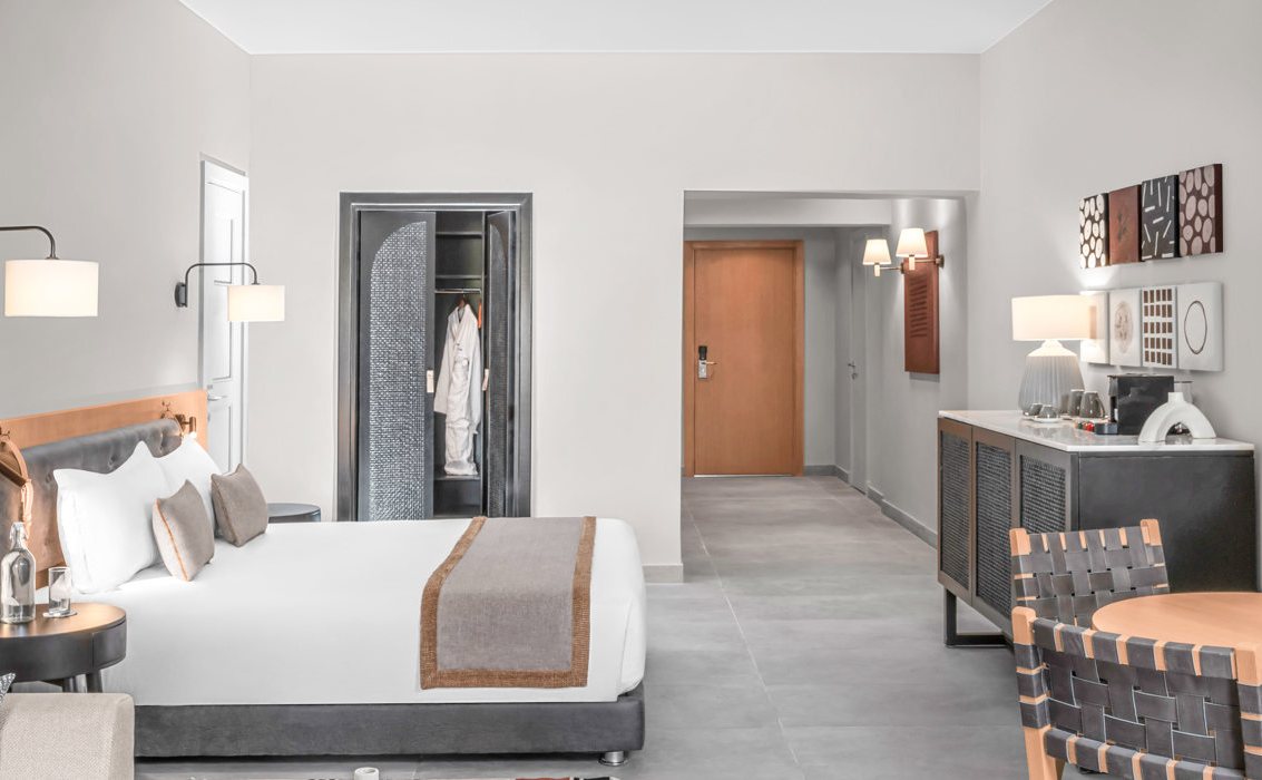 Deluxe-Zimmer im Steigenberger Golf Resort El Gouna mit Bett, Schreibtisch und Ankleide