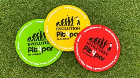 Drei fit4par FakeCup's in grün, gelb und rot auf dem Grün — flache Putting-Ziele mit dem fit4par Logo