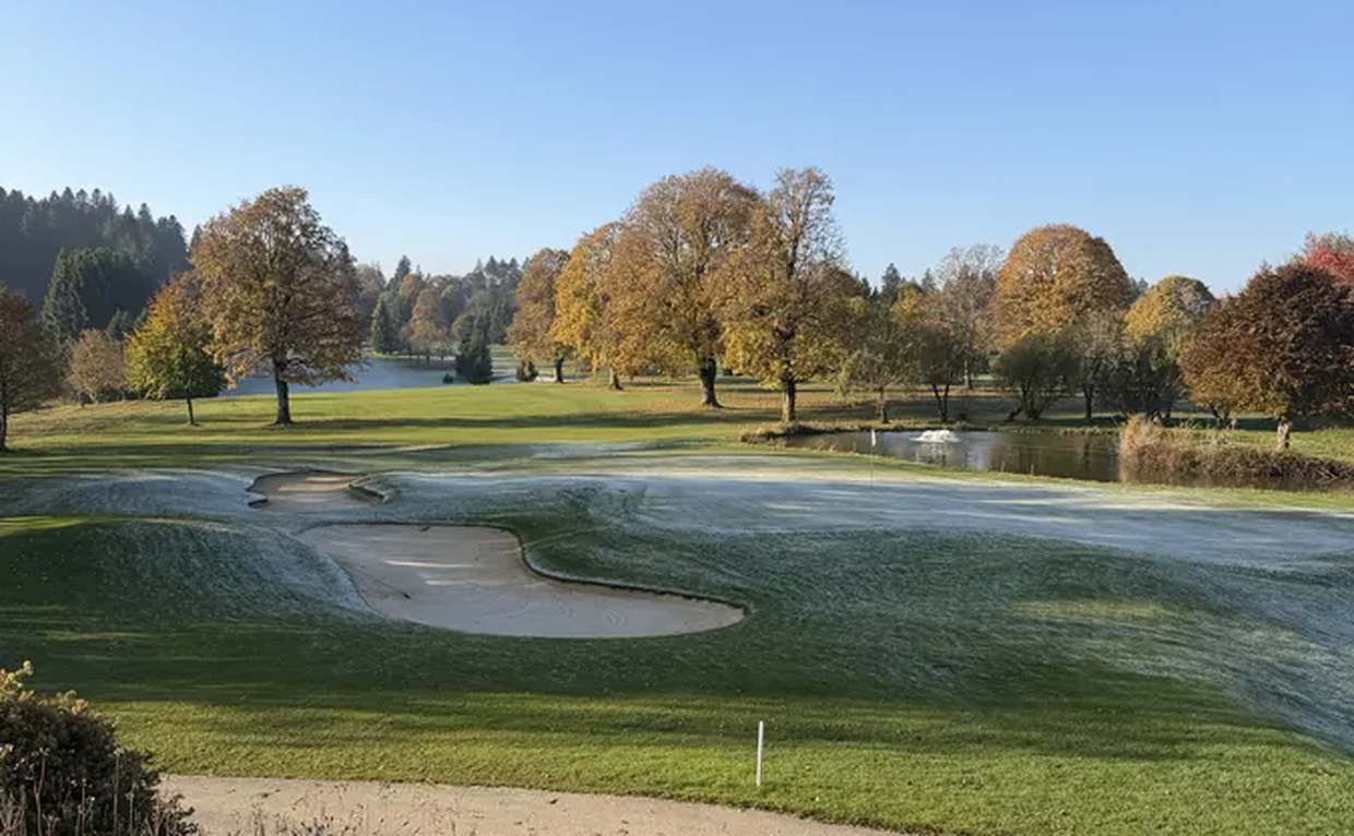 Golfplatz im Herbstlicht