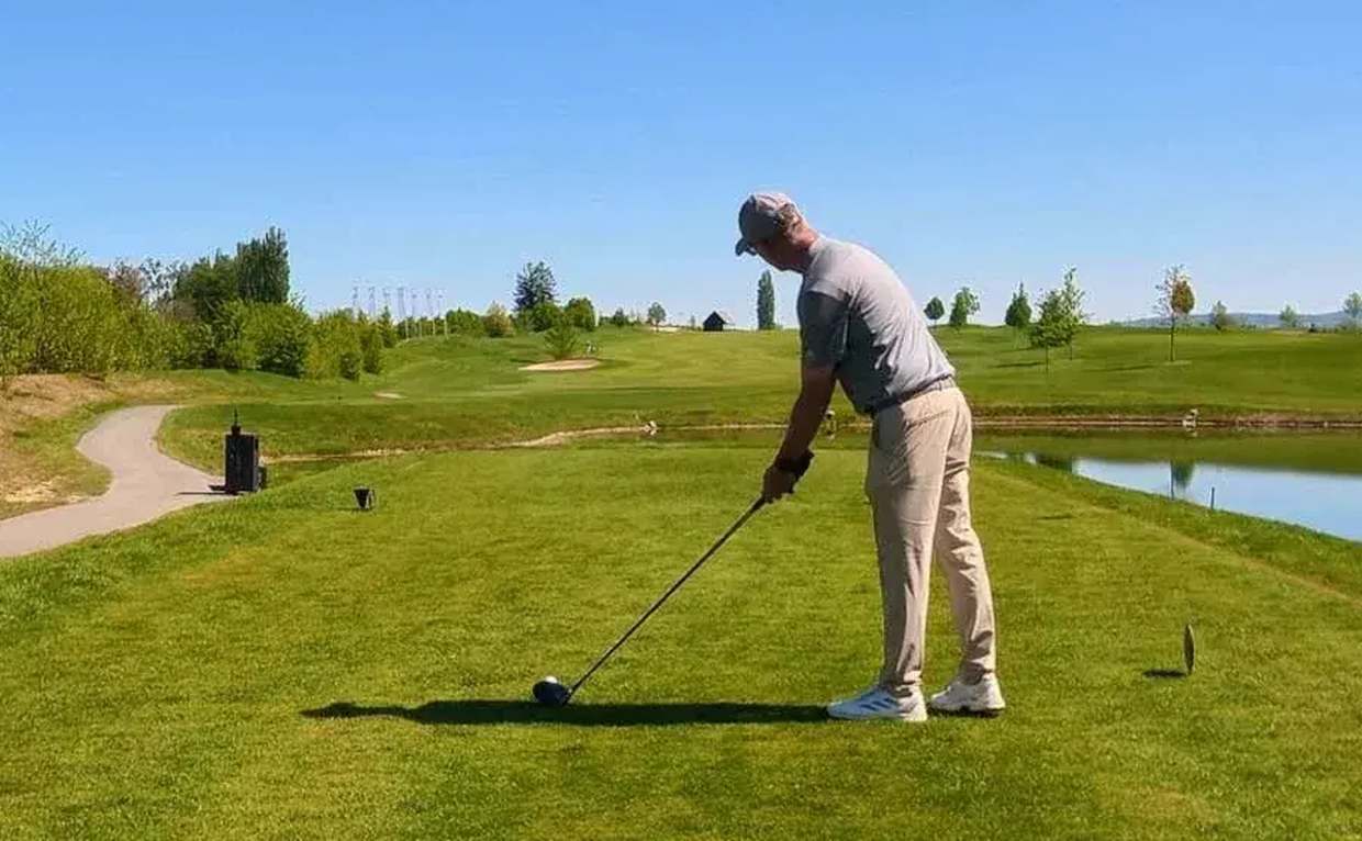 Golfer beim Abschlag auf dem Platz — Golf Coaching bei FIT4PAR