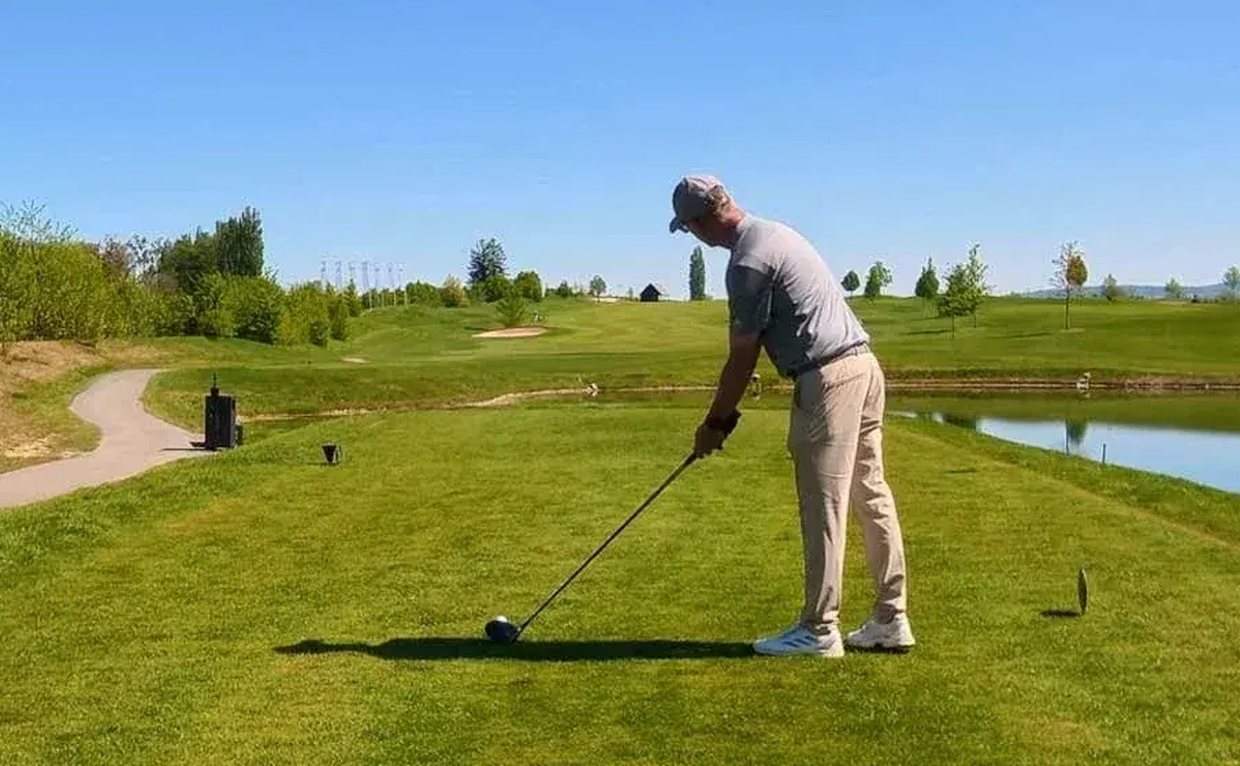 Golfer am Abschlag, Wasser auf der rechten Seite — Entscheidung vor dem Schlag