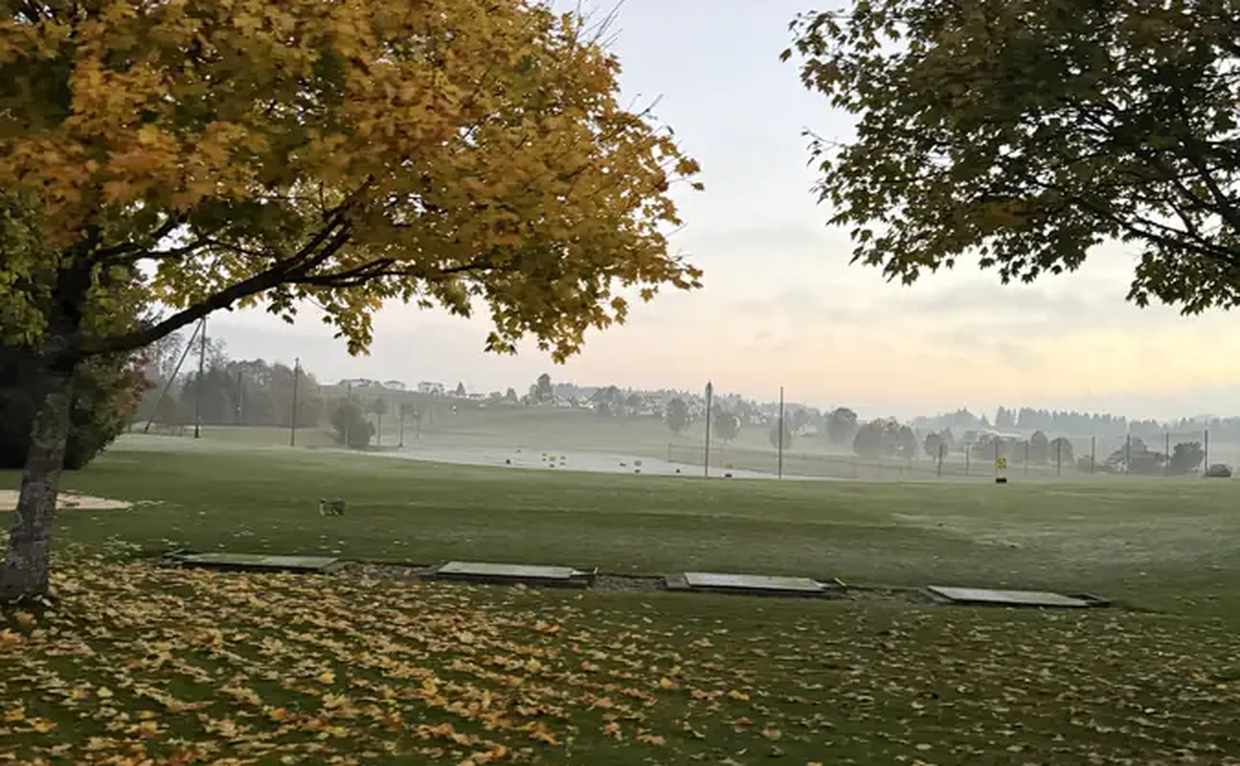 Übungsanlage am Morgen — Golfunterricht für Bad Bellingen und Umgebung