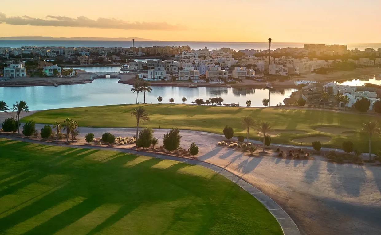 Golfplatz El Gouna am Morgen — Fairways zwischen Lagune und Rotem Meer