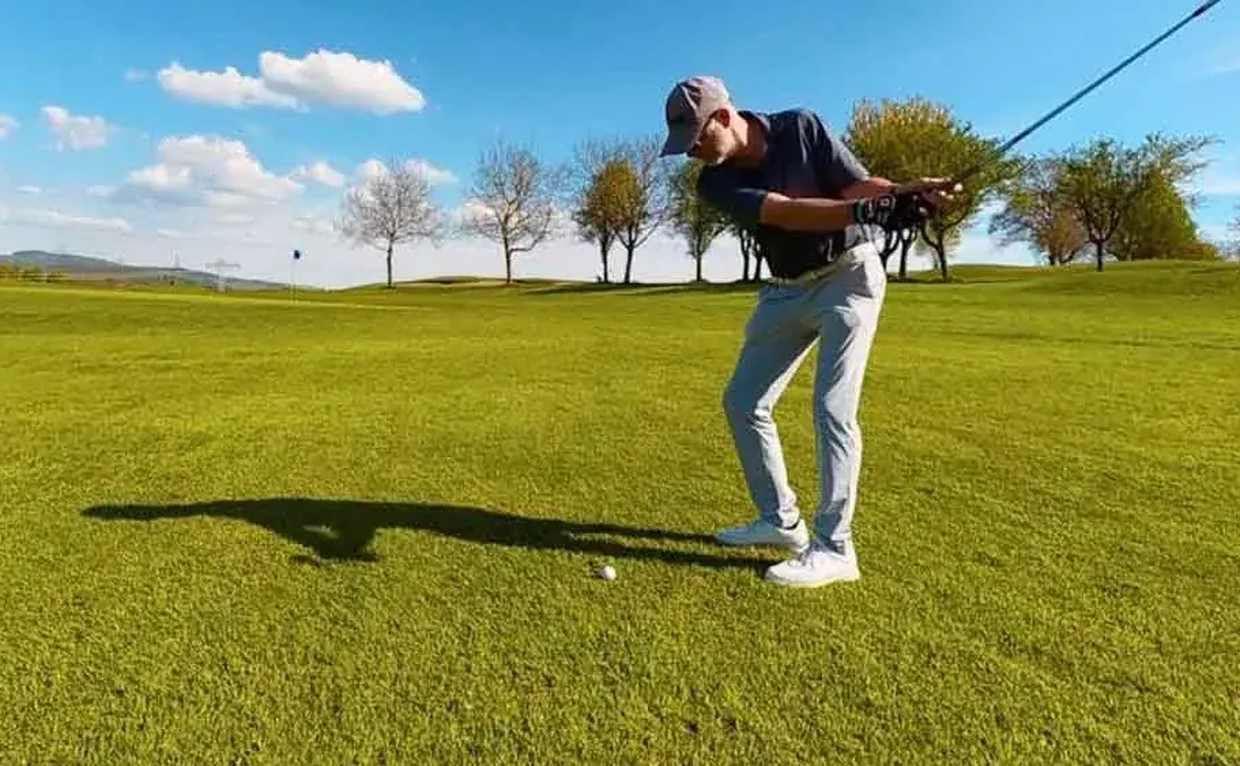 Golfer beim Schlag auf dem Platz — Junioren-Coaching bei FIT4PAR