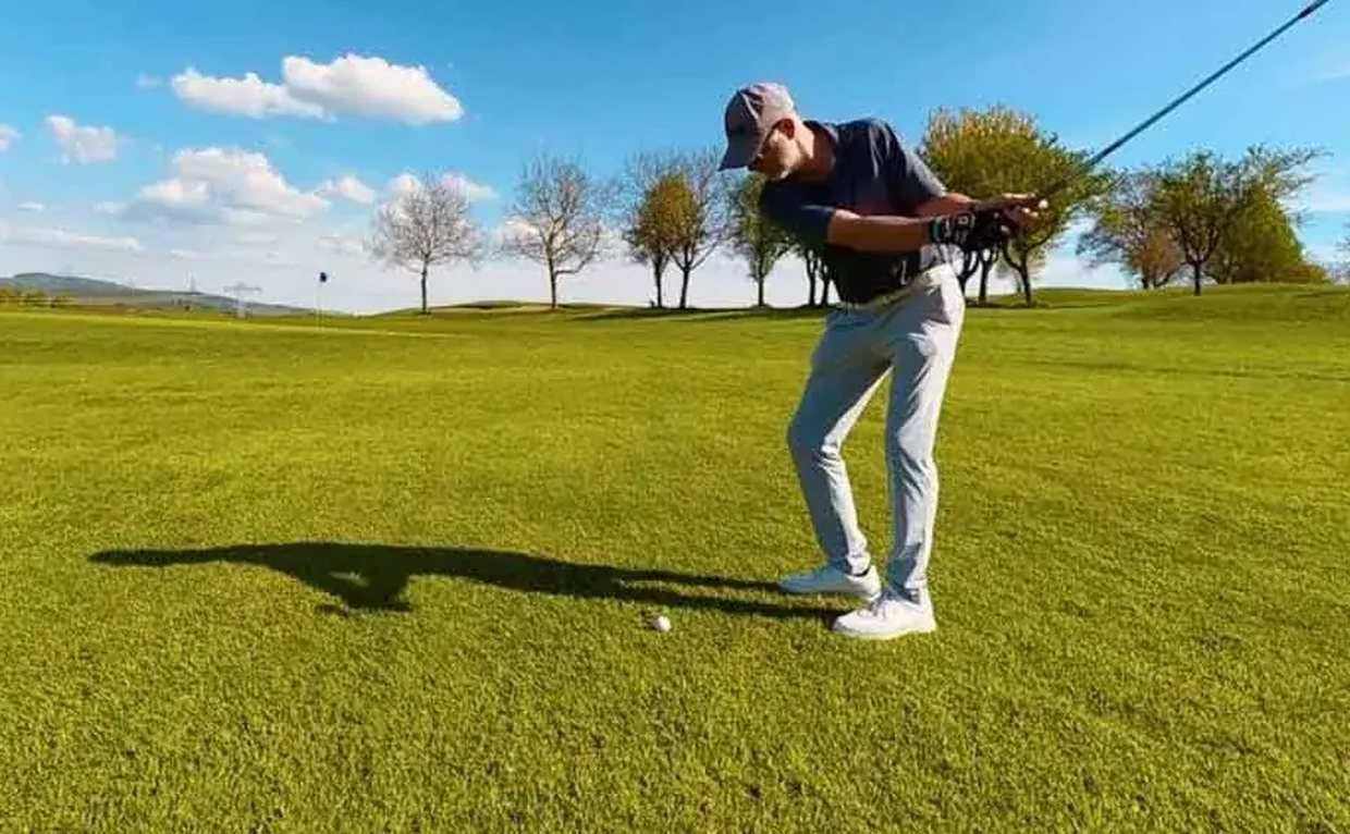 Golfer beim Chip aufs Grün — Kurzspiel-Coaching bei FIT4PAR