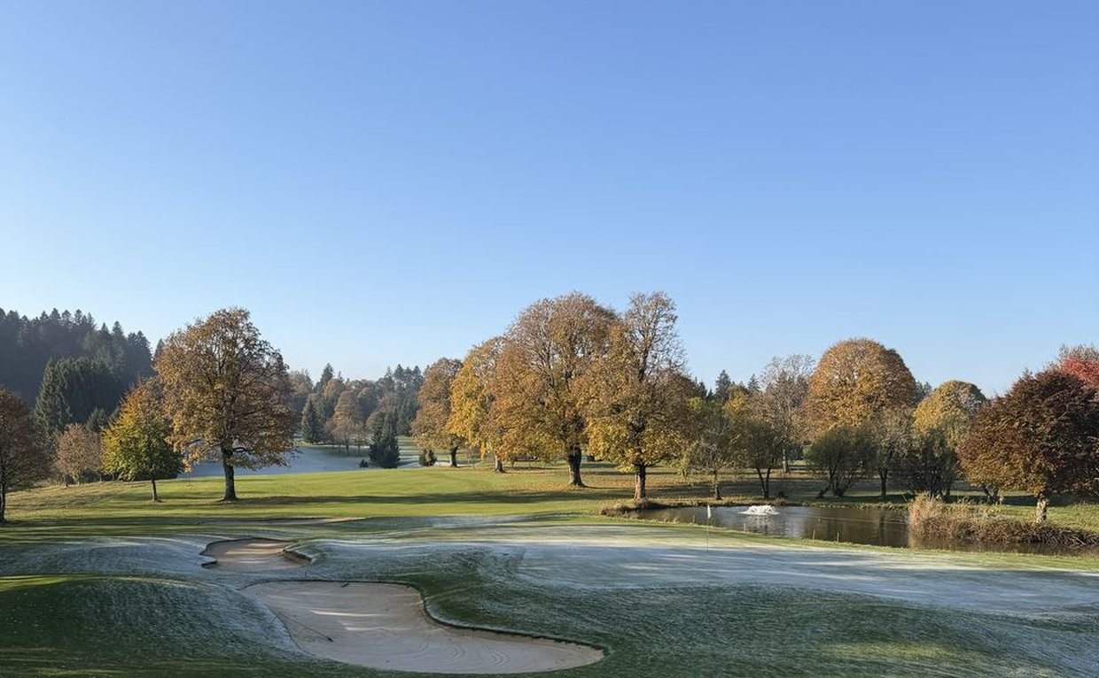 Ruhiger Golfplatz im Herbstlicht, Bunker und Wasser