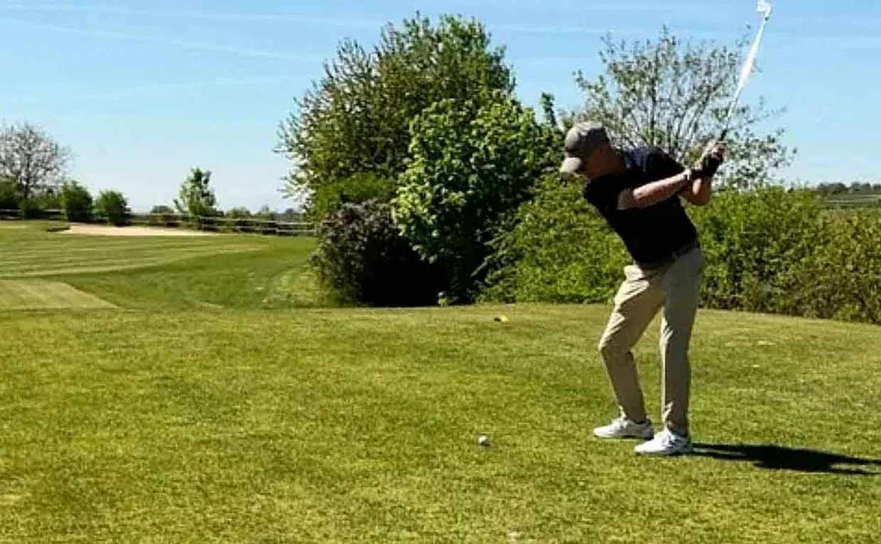 Golfer im Schwung auf dem Platz — jeder Schlag ist eine Baustelle