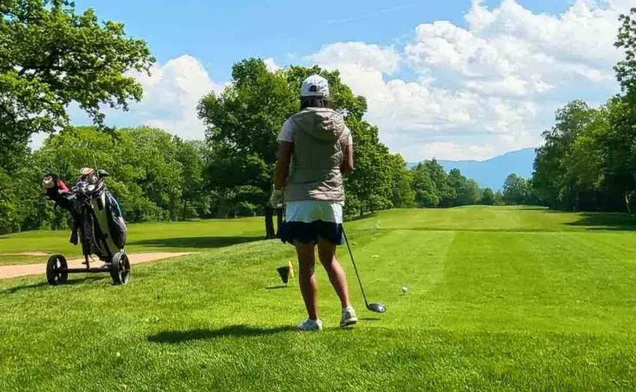 Golferin auf dem Platz während der Platzreife-Ausbildung