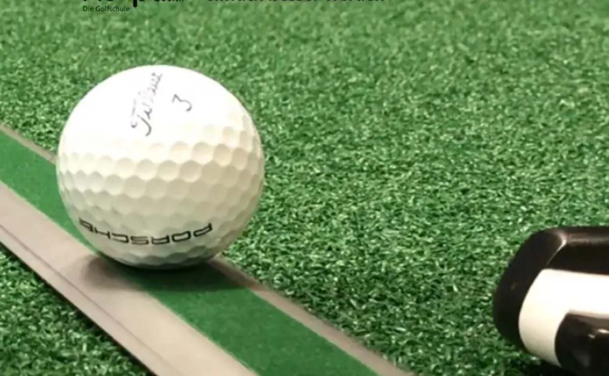 Die FIT4PAR Putting Rail mit Ball auf dem Puttinggrün