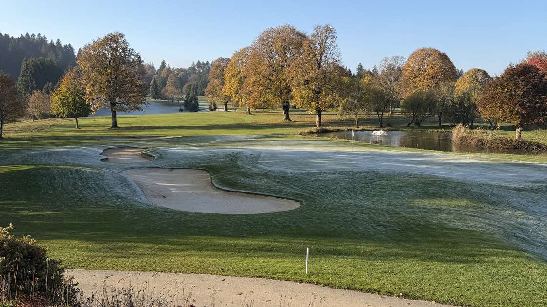 Golf-Club Les Bois im goldenen Oktober — Green, Bunker und Teich mit Morgenreif