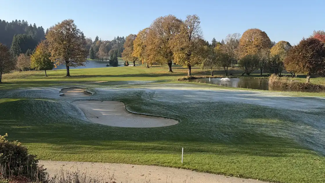 Ruhiger Golfplatz im Herbst