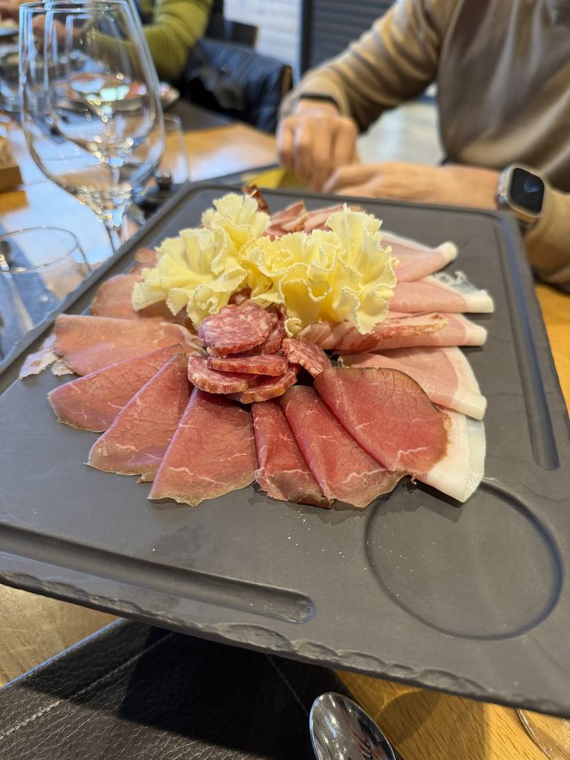 Trockenfleisch- und Käseplättli zum Apéro im Clubhaus