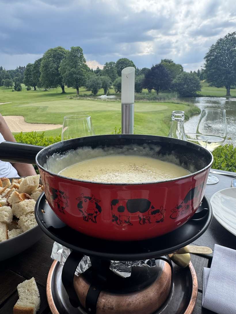 Käsefondue auf der Club-Terrasse mit Blick auf den Platz