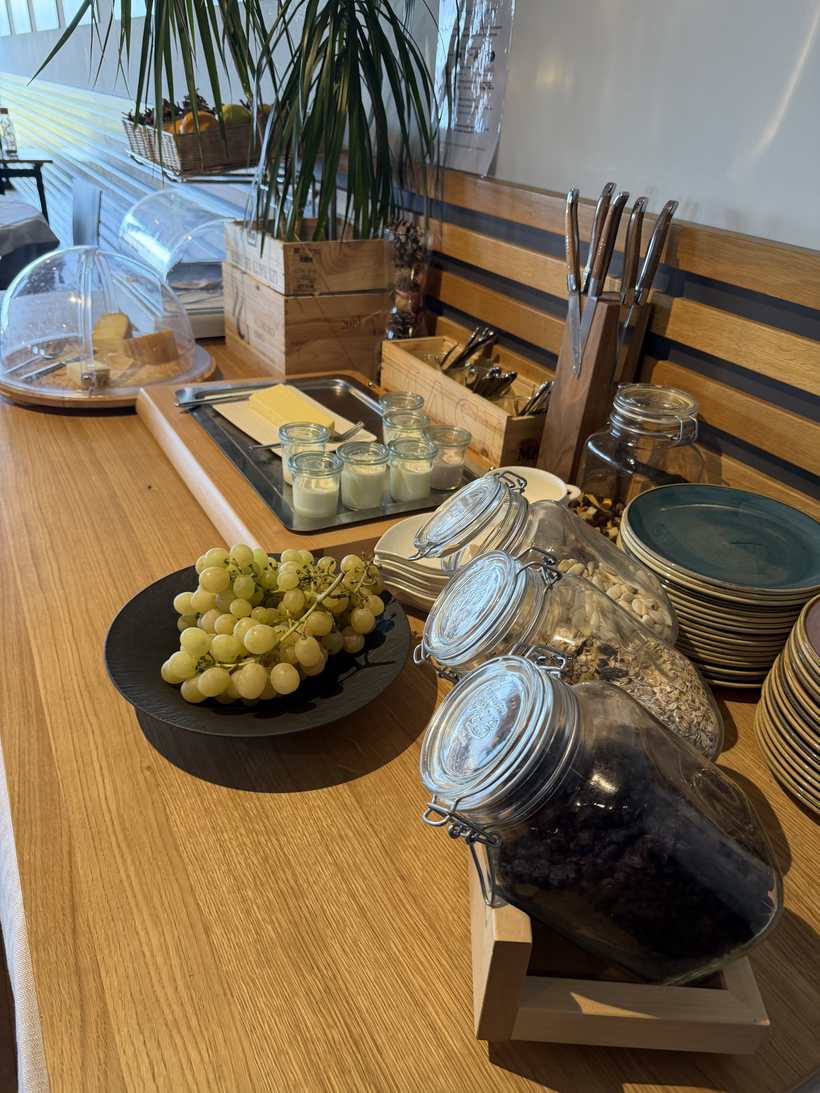 Frisches Frühstücksbuffet im Clubhaus des Golf-Club Les Bois
