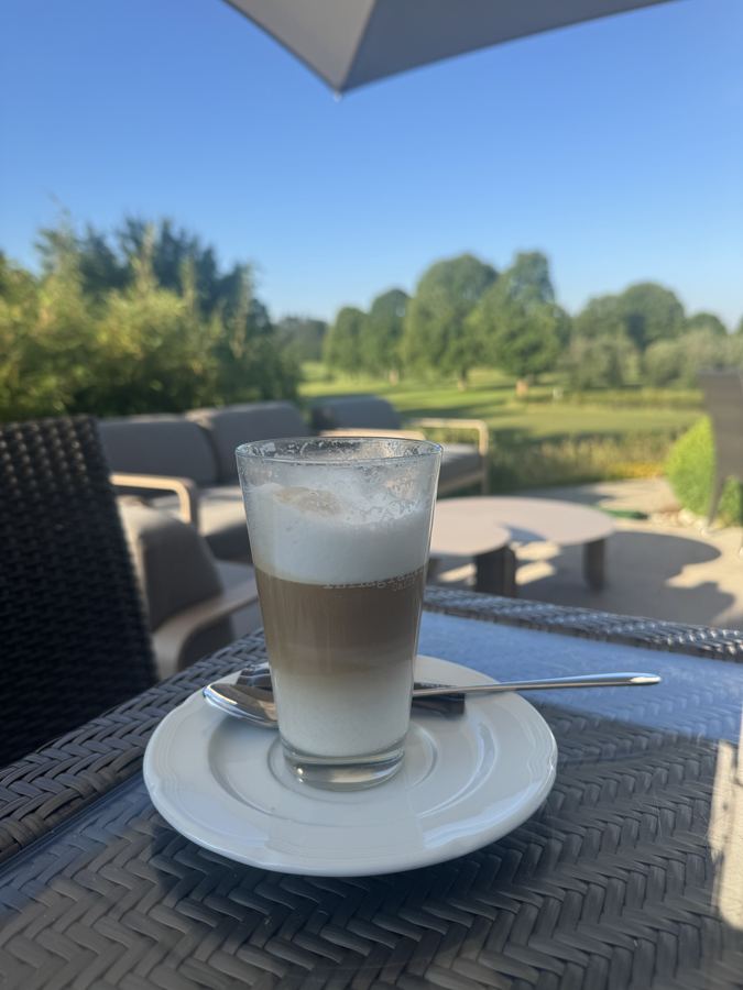 Café auf der Club-Terrasse mit Blick über den Platz