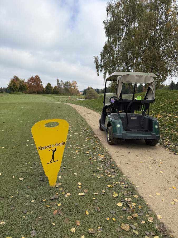 Golf-Buggy auf dem Herbstweg im Golf-Club Les Bois