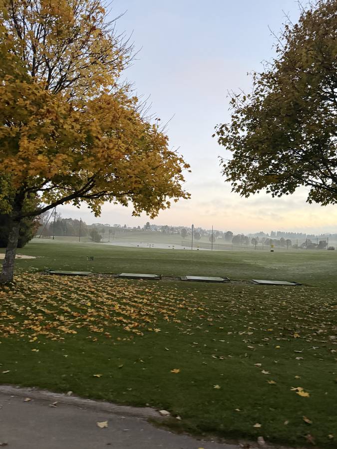 Driving Range im Morgennebel, Golf-Club Les Bois