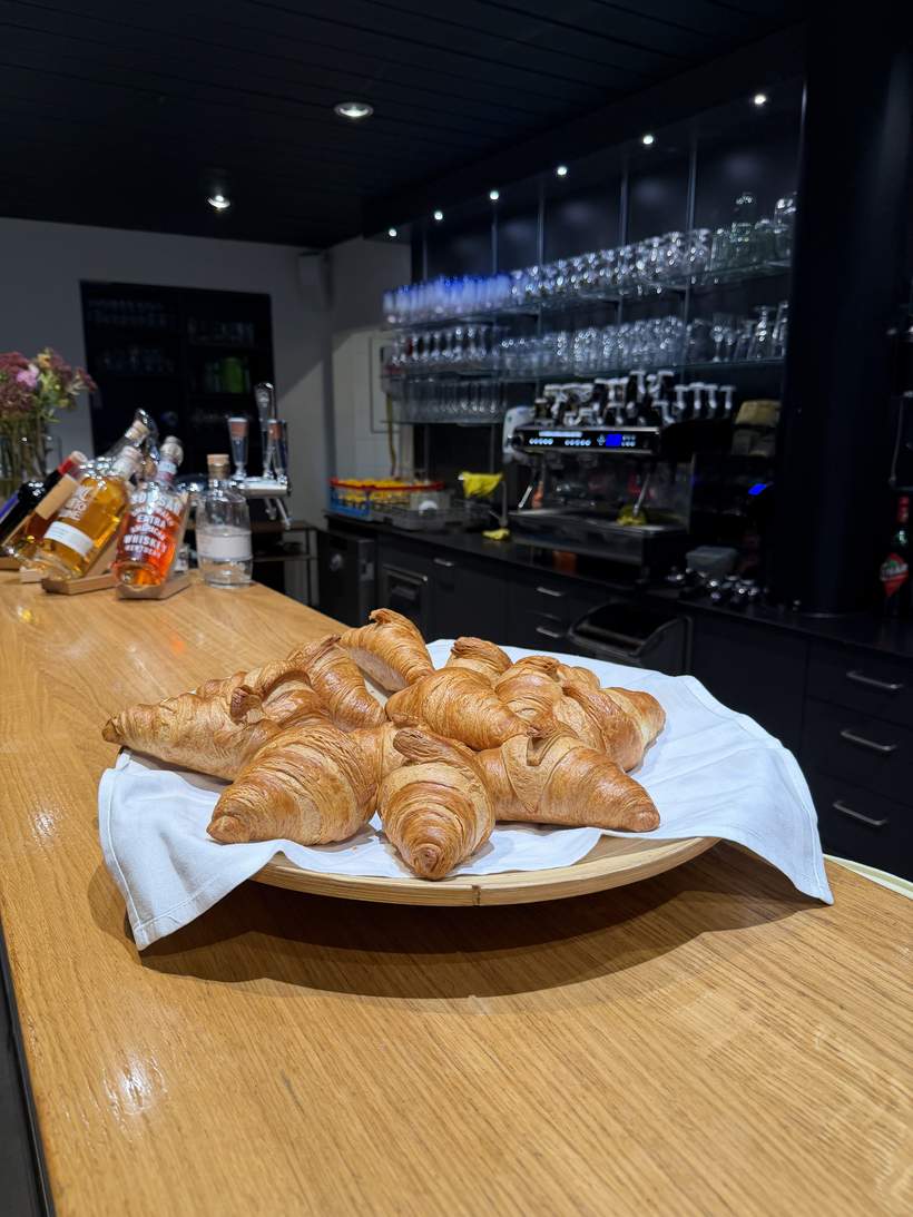 Kaffee und frische Gipfeli an der Bar im Clubhaus