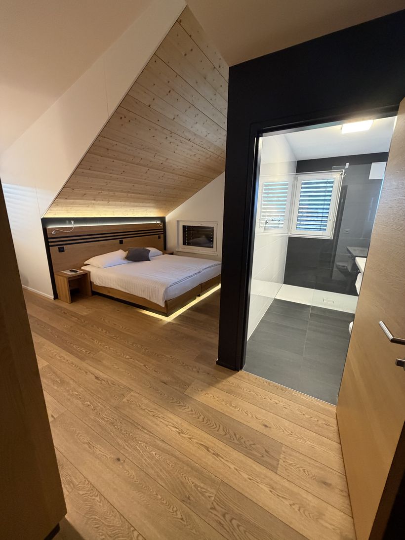 Modernes Hotelzimmer im Golf-Club Les Bois mit eigenem Bad