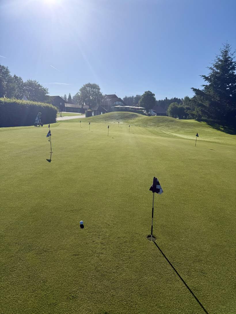 Putting-Grün im Golf-Club Les Bois zum Einrollen vor dem Start